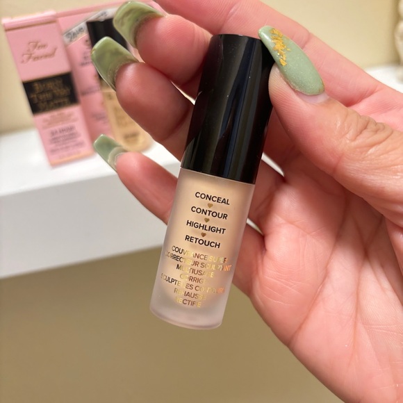 Too faced born this way  foundation - snow 5 ml, super coverage 3.5 ml - Picture 5 of 7